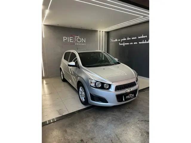 Carro Chevrolet Sonic 2014 Hatch LT 1.6