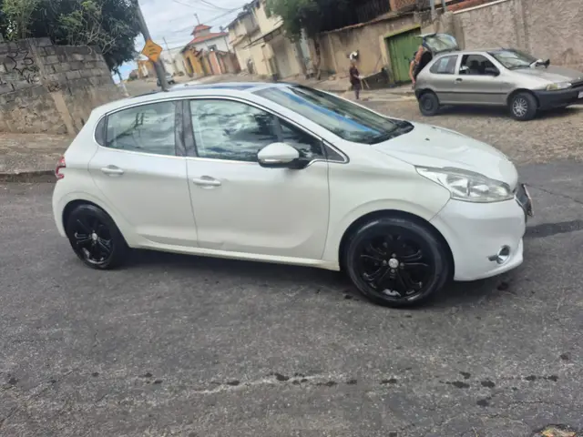 Carro Peugeot 208 2015 Griffe  1.6 16V (Flex) (Aut)