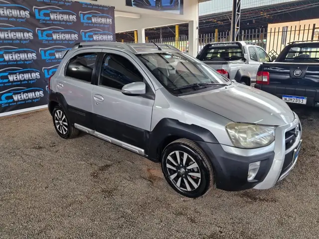 Carro Toyota Etios 2014 Cross 1.5 (Flex)