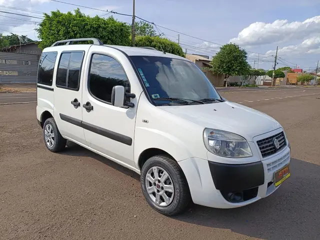 Carro Fiat Doblò 2013 Essence 1.8 16V (Flex)
