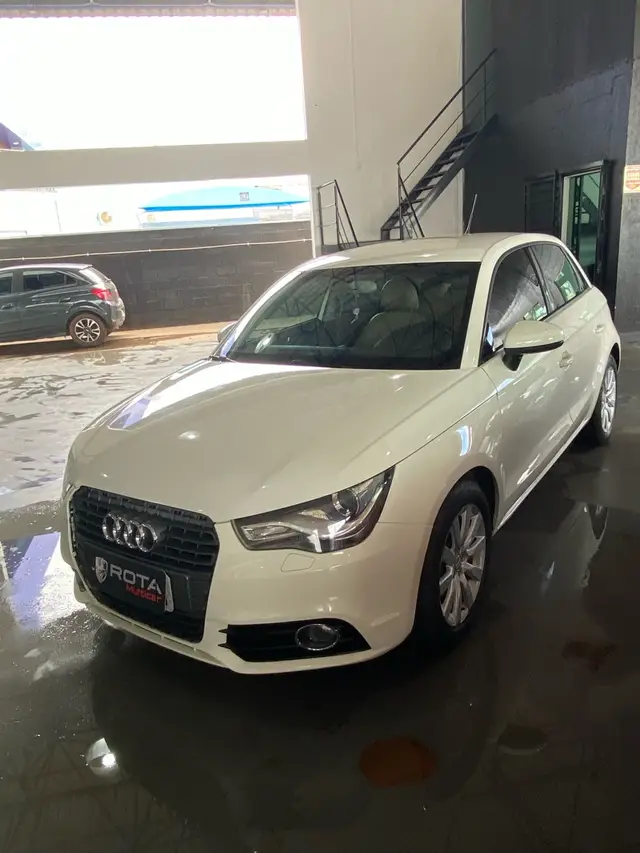 Carro Audi A1 2013 1.4 TFSI Sportback Attraction S Tronic
