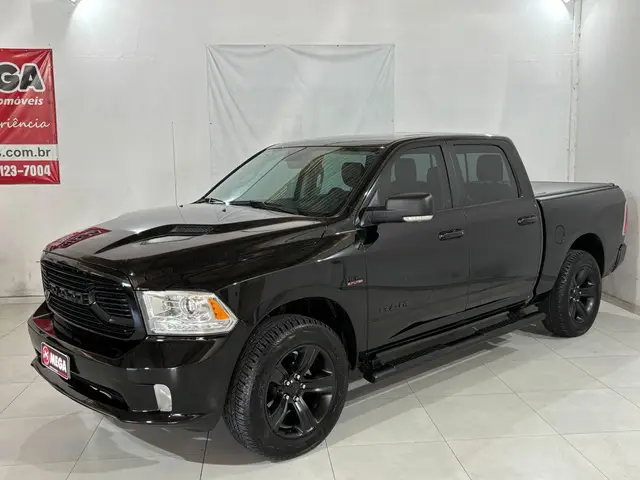 Carro Ram Classic 2022 Laramie 5.7