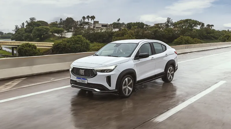 Fiat Fastback híbrido tem quase R$ 40 mil de descontos e fica mais barato que VW Polo