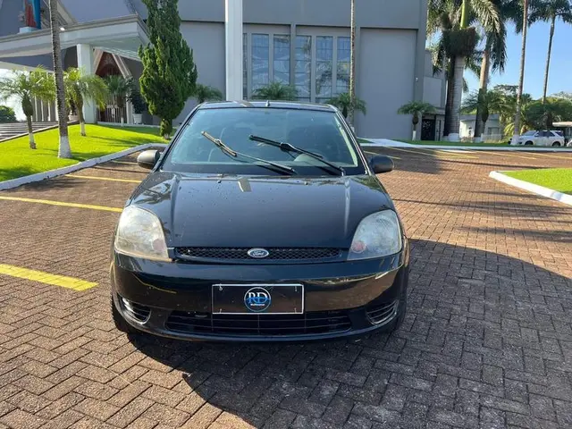 Carro Ford Fiesta Hatch 2004 Personnalité 1.0 8V