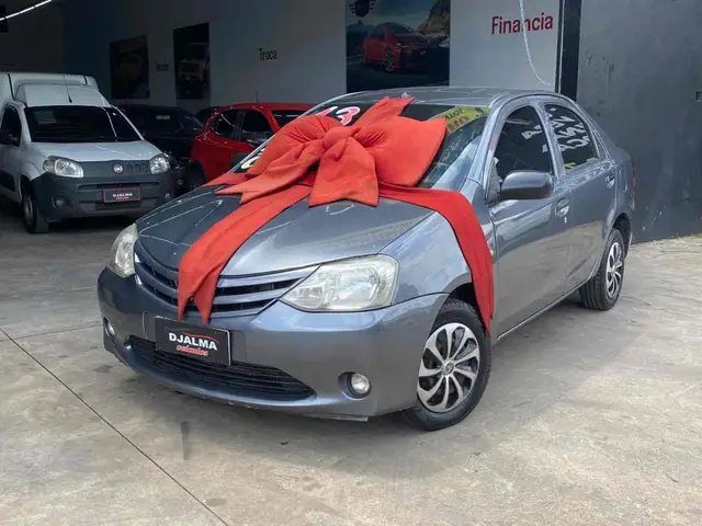 Carro Toyota Etios Sedan 2013 XS 1.5 (Flex)