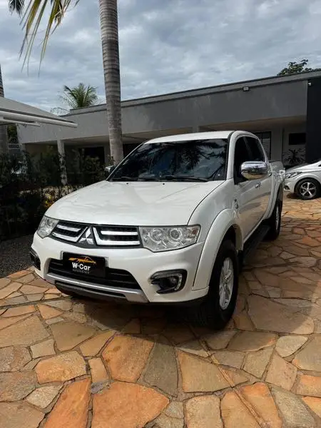 Carro Mitsubishi L200 Triton 2017 HLS 2.4 Flex 16V CD Mec.