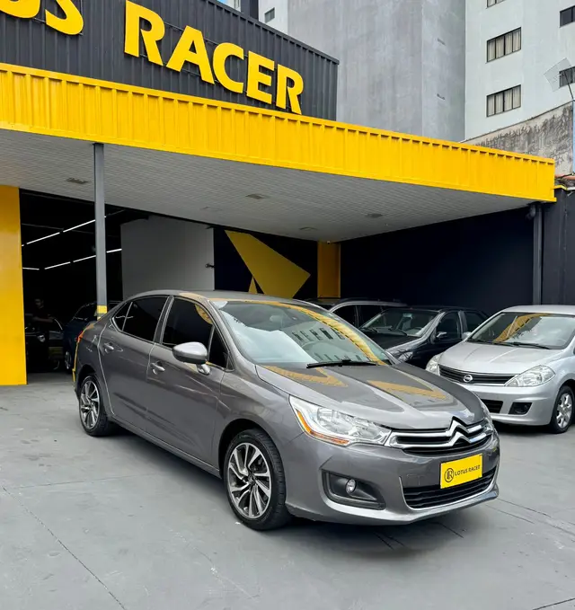 Carro Fiat Palio Weekend 2012 Trekking 1.6 16V (Flex)