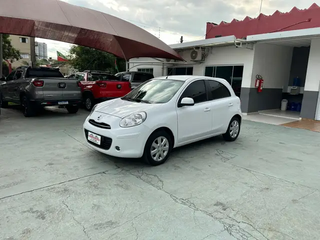 Carro Nissan March 2014 1.6 16V SV (Flex)