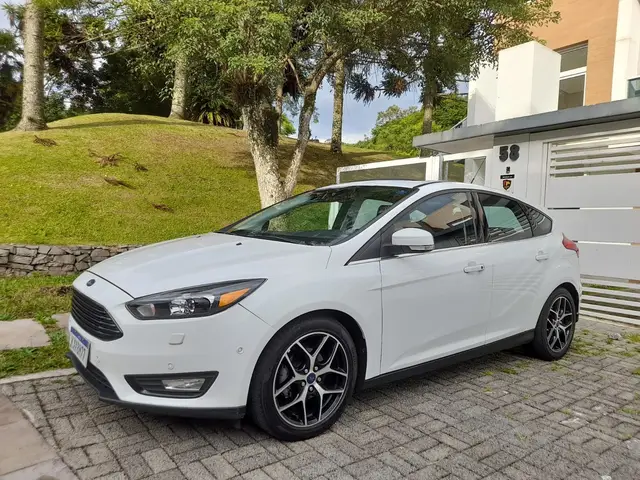 Carro Ford Focus Hatch 2017 Titanium Plus 2.0 PowerShift