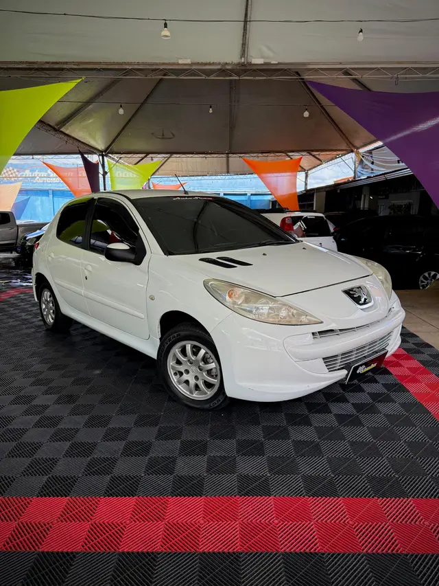 Carro Peugeot 207 2013 Hatch XR 1.4 8V (flex) 2p