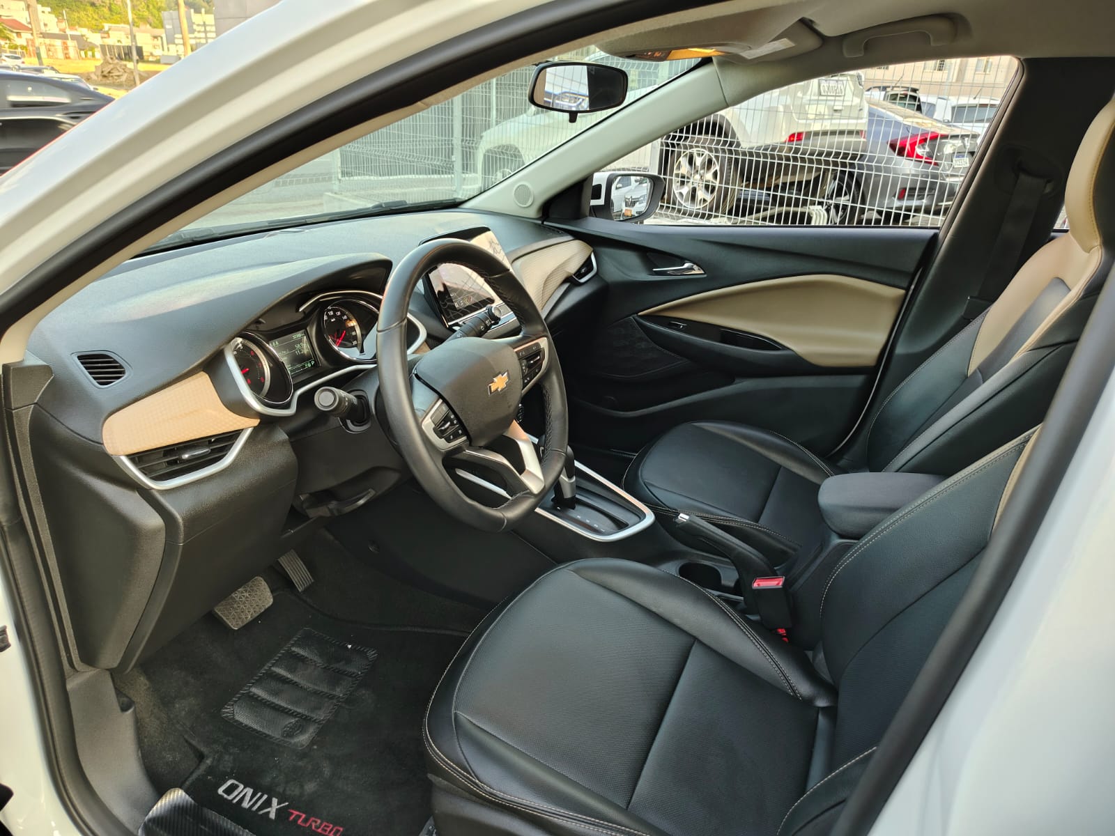 gm - chevrolet onix plus premier 1.0 turbo (aut.)