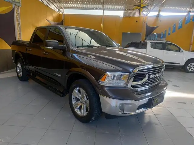Carro Ram Classic 2023 Laramie 5.7