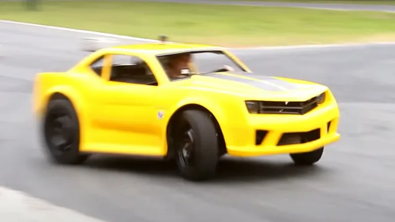 Mini-Camaro “deita” no drift com peças de Chevette, Gol e motor de Hornet