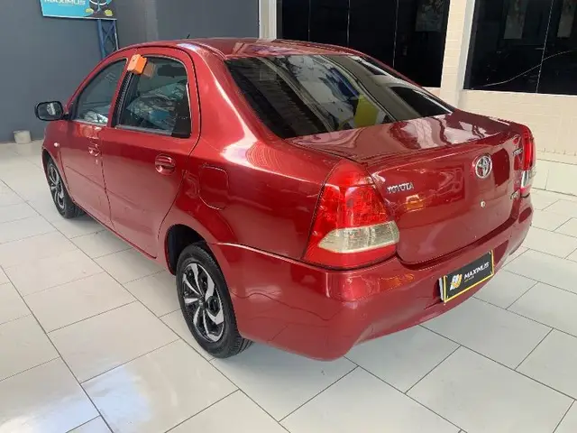 Carro Toyota Etios Sedan 2013 X 1.5 (Flex)