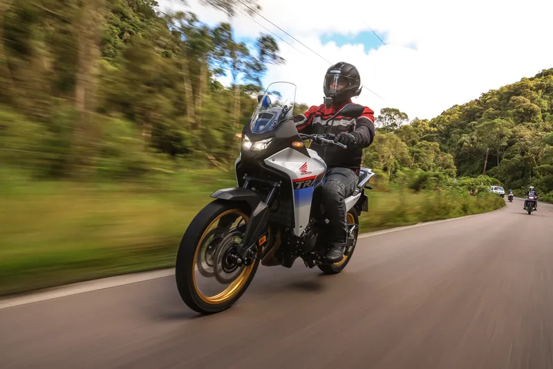 Teste: Nova Honda XL750 Transalp consegue brigar com a Yamaha Ténéré 700?
