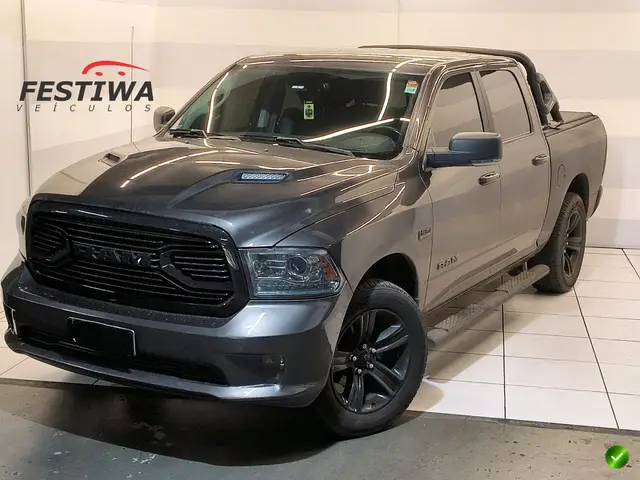 Carro Ram Classic 2022 Laramie Night Edition 5.7