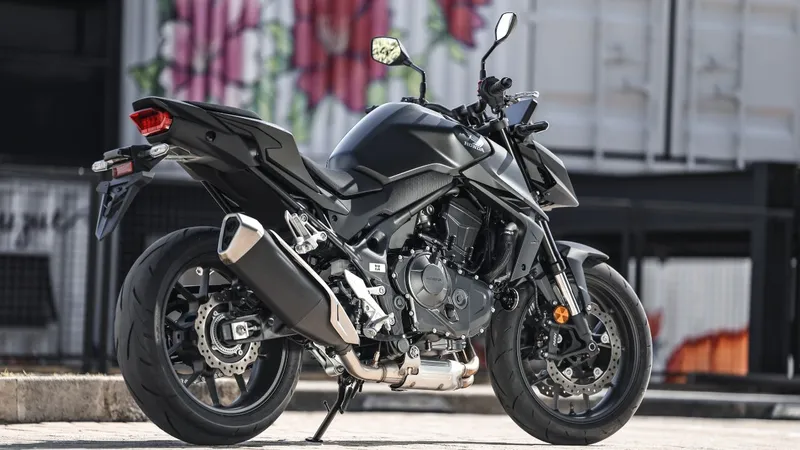 Por que a nova Honda CB750 Hornet já foi alvo de críticas pelos puristas?