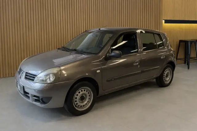 Carro Renault Clio 2006 Hatch. Authentique 1.0 16V (flex) 4p