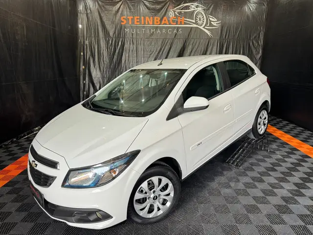 Carro Chevrolet Onix 2015 1.4 LT SPE/4 (Aut)