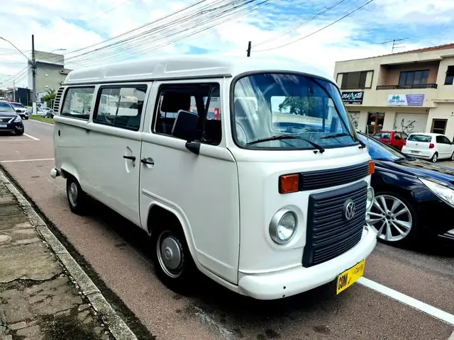 Carro Volkswagen Kombi 2013 Lotação 1.4 (Flex)