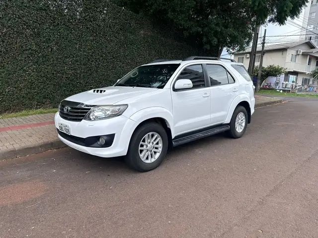 Carro Toyota Hilux SW4 2013 SRV 3.0 TDI 4X4 (5 Lugares)