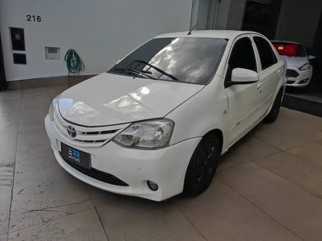 Carro Toyota Etios Sedan 2014 X 1.5 (Flex)