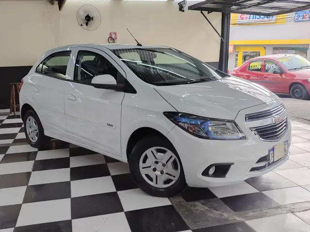 Carro Chevrolet Onix 2015 1.0 LT SPE/4