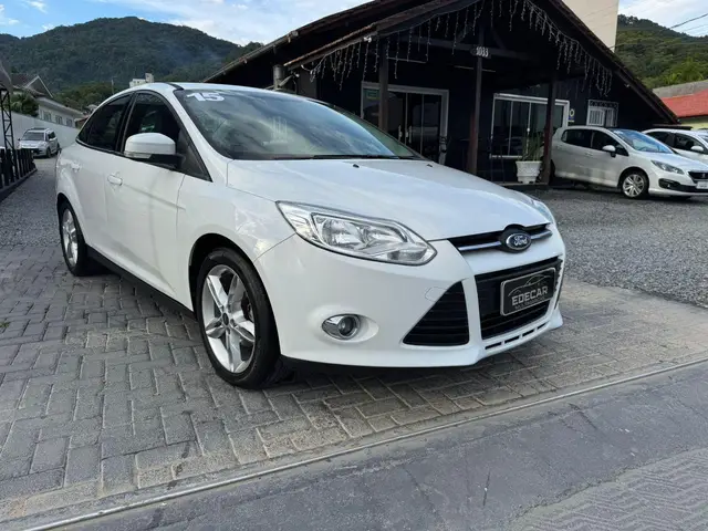 Carro Ford Focus Sedan 2015 SE 2.0 16V PowerShift (Aut)