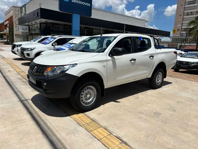 Carro Mitsubishi L200 Triton Sport 2022 GL 2.4 DID-H 4x4 (Aut)