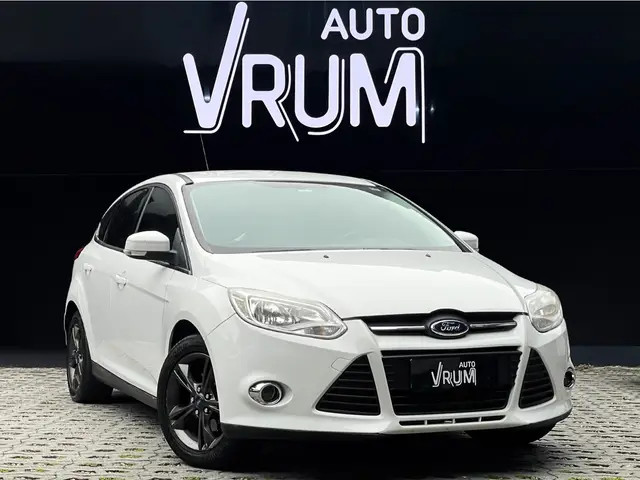 Carro Ford Focus Sedan 2015 SE 2.0 16V PowerShift (Aut)