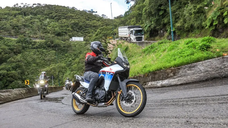 Honda Transalp 750: o que saber da big trail que retorna mais versátil