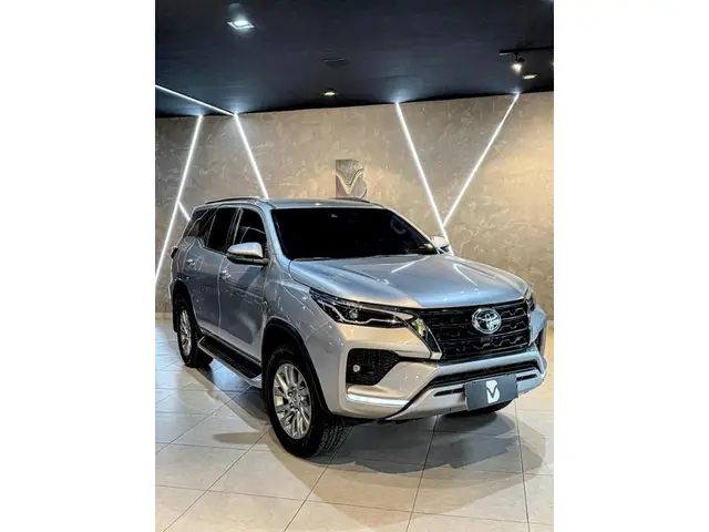 Carro Toyota SW4 2022 SRX 2.8 turbodiesel 7L 4x4 (Aut)