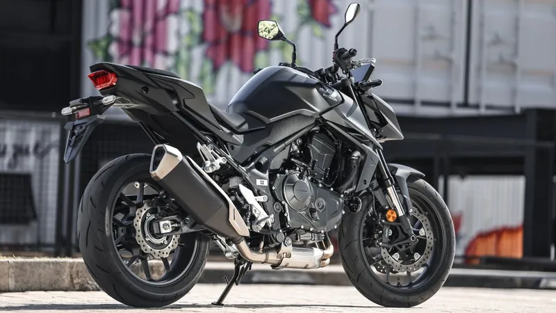 Honda CB750 Hornet é união de dois nomes icônicos da marca japonesa