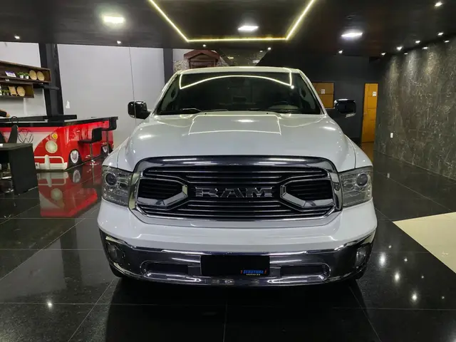 Carro Ram Classic 2023 Laramie 5.7