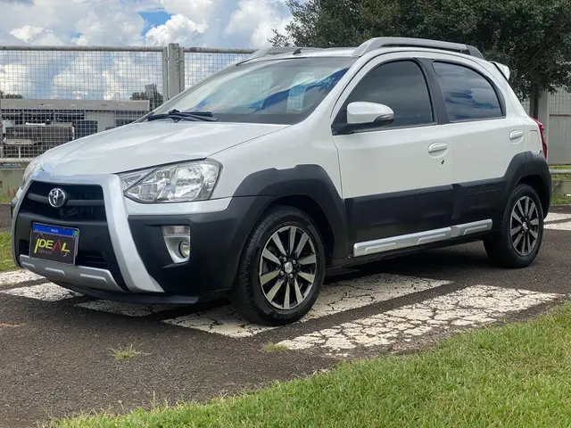 Carro Toyota Etios 2016 Cross 1.5 (Flex)