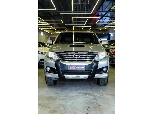 Carro Toyota Hilux SW4 2013 SRV 3.0 4X4 (7 Lugares)
