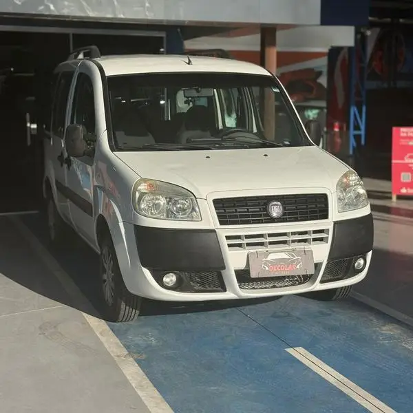 Carro Fiat Doblò 2011 HLX 1.8 16V (Flex)