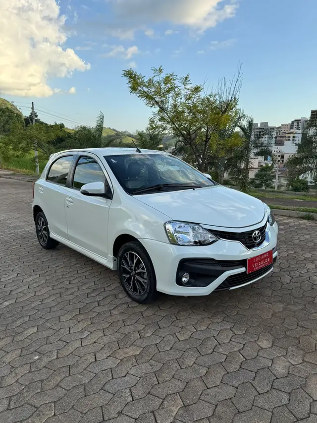 Carro Toyota Etios 2017 Platinum 1.5 (Aut) (Flex)