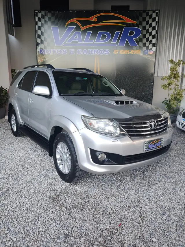 Carro Toyota Hilux SW4 2013 SRV 3.0 4X4 (7 Lugares)