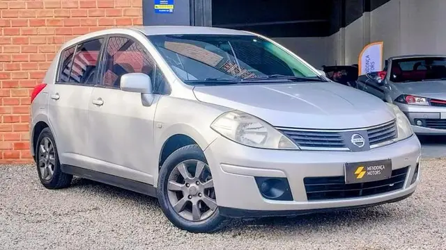 Carro Nissan Tiida 2008 S 1.8