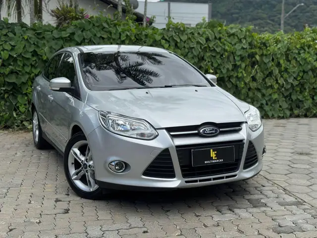 Carro Ford Focus Sedan 2015 SE 2.0 16V PowerShift (Aut)