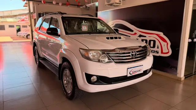 Carro Toyota Hilux SW4 2013 SRV 3.0 TDI 4X4 (5 Lugares)