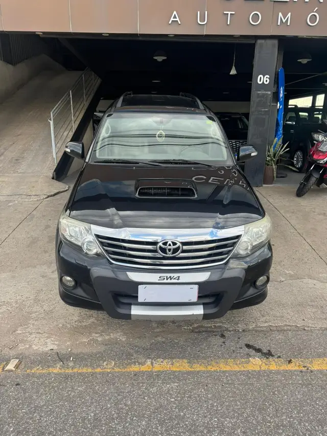 Carro Toyota Hilux SW4 2013 SRV 3.0 4X4 (7 Lugares)