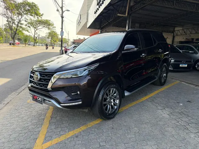 Carro Toyota Hilux SW4 2023 SRX 2.8 turbodiesel 7L 4x4 (Aut)