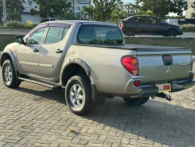 Carro Mitsubishi L200 Triton 2016 HLS Chrome Ed. 2.4 CD Flex Mec.