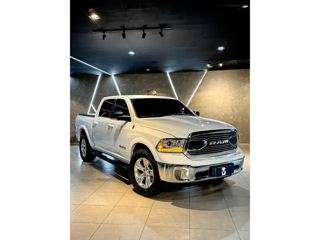 Carro Ram Classic 2023 Laramie 5.7