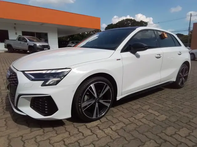 Carro Audi A3 2024 2.0 Sed.Perf. Black TFSI S-tr. (Hib.)