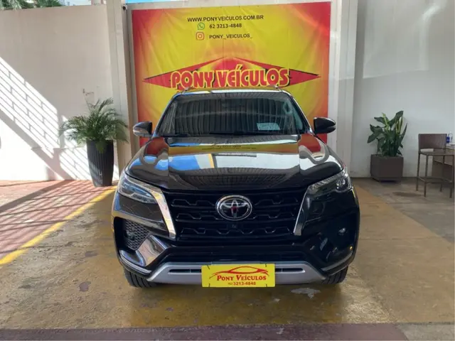 Carro Toyota Hilux SW4 2023 SRX 2.8 turbodiesel 7L 4x4 (Aut)