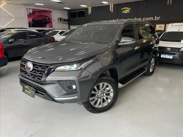 Carro Toyota Hilux SW4 2023 SRX 2.8 turbodiesel 7L 4x4 (Aut)