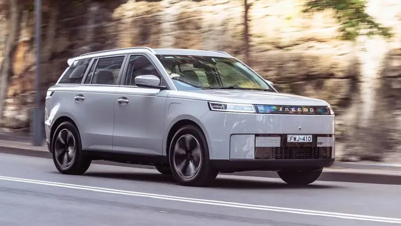 Jaecoo J5 intensifica testes e será rival do Corolla Cross ainda em 2026 no Brasil